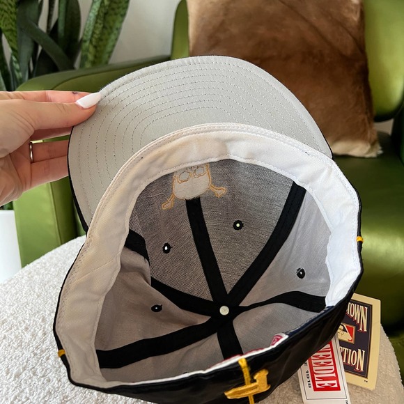 Pittsburgh Pirates Black Yellow Skull Baseball Hat Fitted NWT - Picture 4 of 5